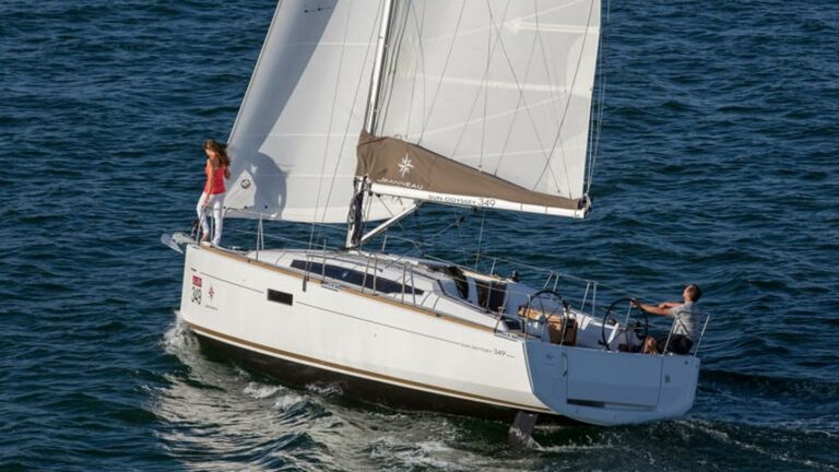 Jeanneau Sun Odysset 349 under sail