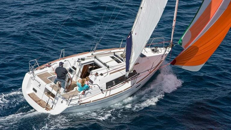 Beneteau Oceanis 31 under sail from above