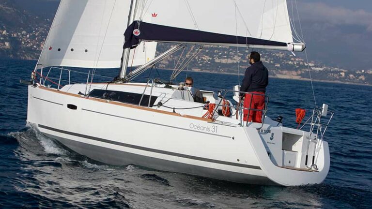 Beneteau Oceanis 31 under sail