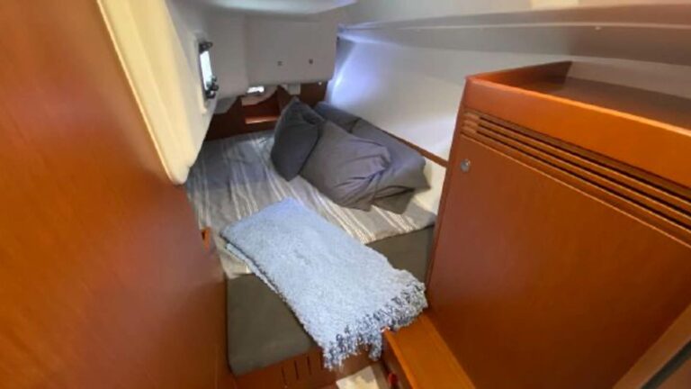 Beneteau Oceanis 31 "Venture" interior cabin