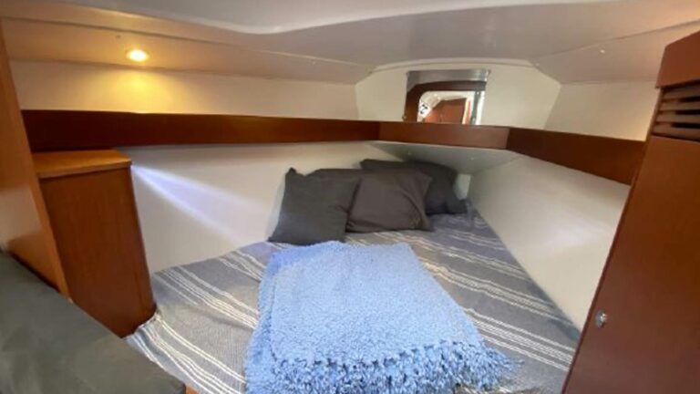 Beneteau Oceanis 31 "Venture" interior cabin